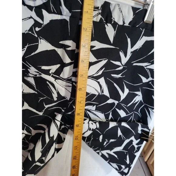 Mario Serrani Italy Women’s Size 12 Bermuda Shorts Black White Pattern Stretchy - Picture 6 of 8